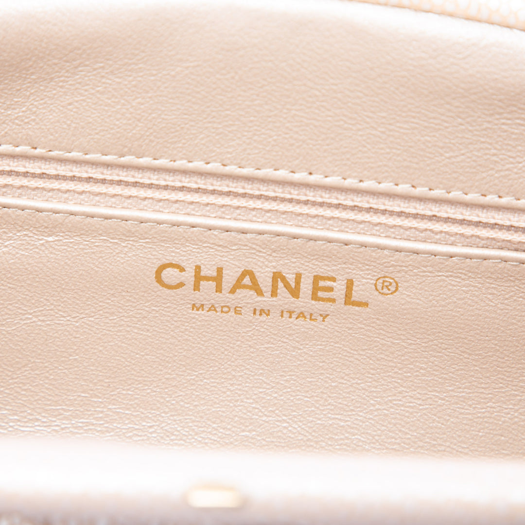Chanel Pochette Matelassé Timeless Kisslock Cuir caviar Doré – vue 5 – GABY PARIS