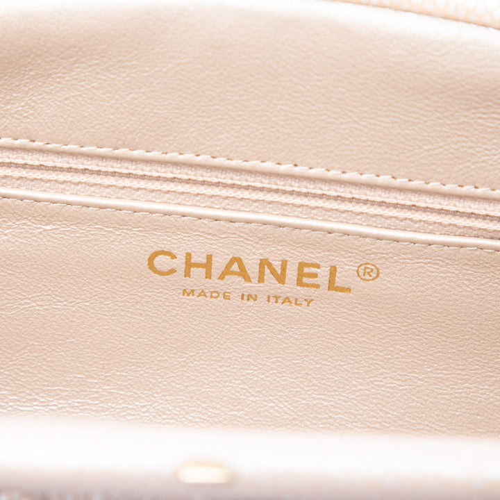 Chanel Pochette Matelassé Timeless Kisslock Cuir caviar Doré – vue 5 – GABY PARIS