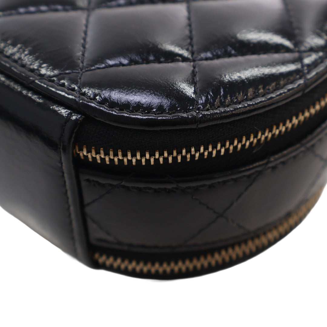 Chanel Matelassé Glazed Cuir d’agneau Handle With Care Rond Vanity avec chaîne