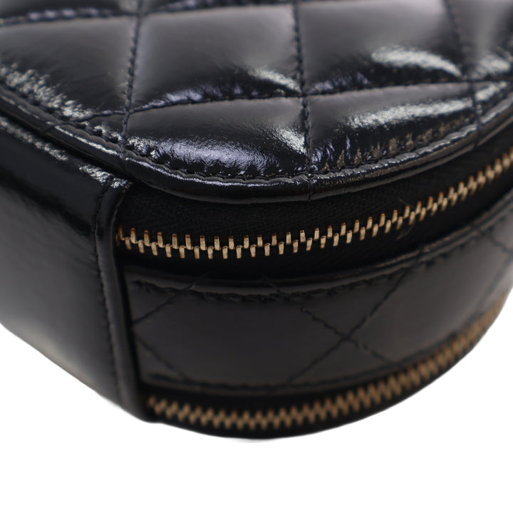 Chanel Matelassé Glazed Cuir d’agneau Handle With Care Rond Vanity avec chaîne