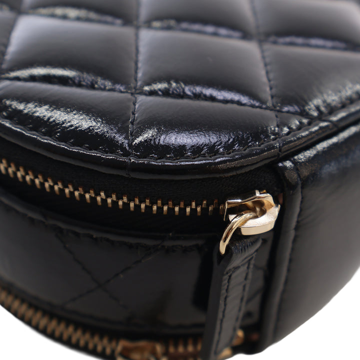Chanel Matelassé Glazed Cuir d’agneau Handle With Care Rond Vanity avec chaîne
