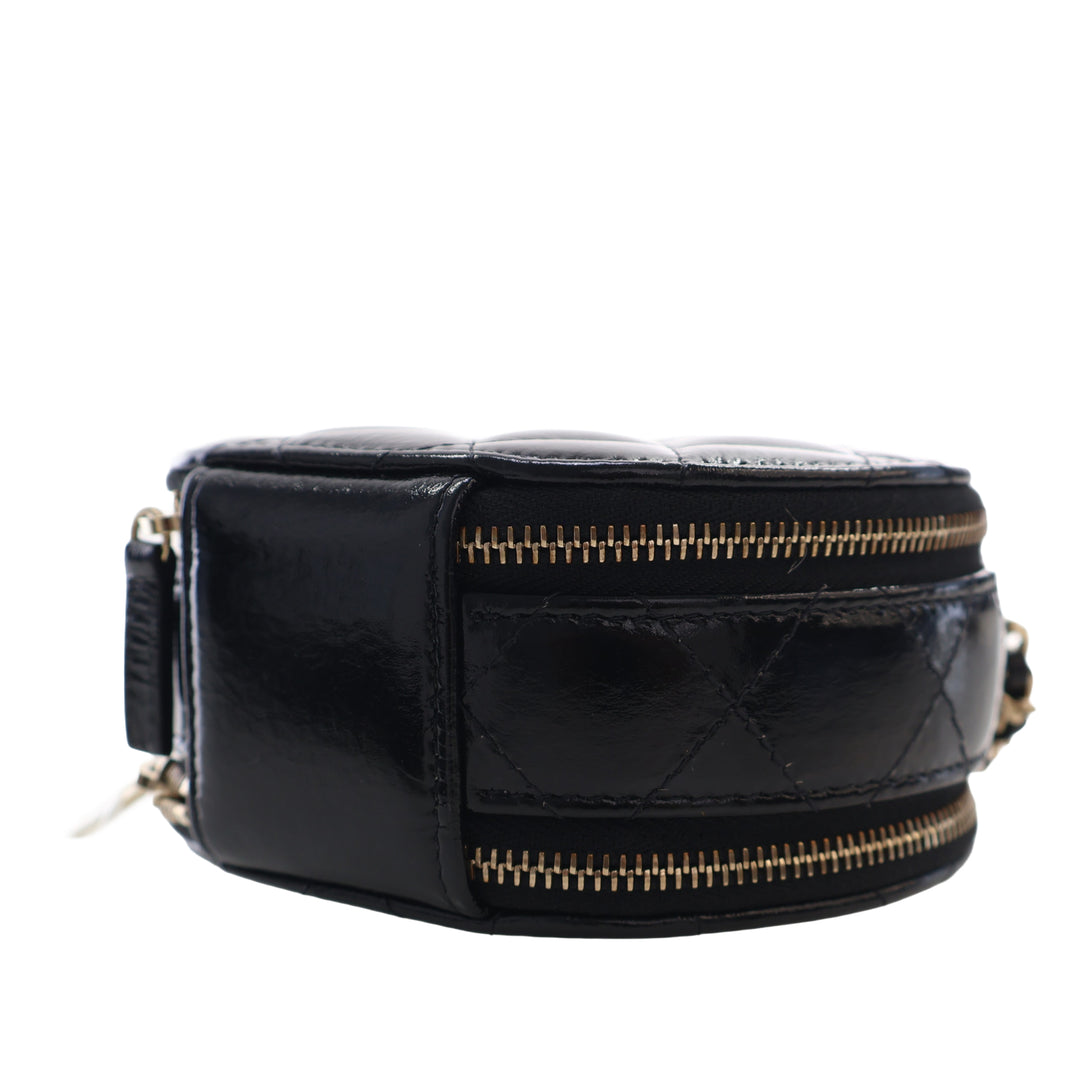 Chanel Matelassé Glazed Cuir d’agneau Handle With Care Rond Vanity avec chaîne