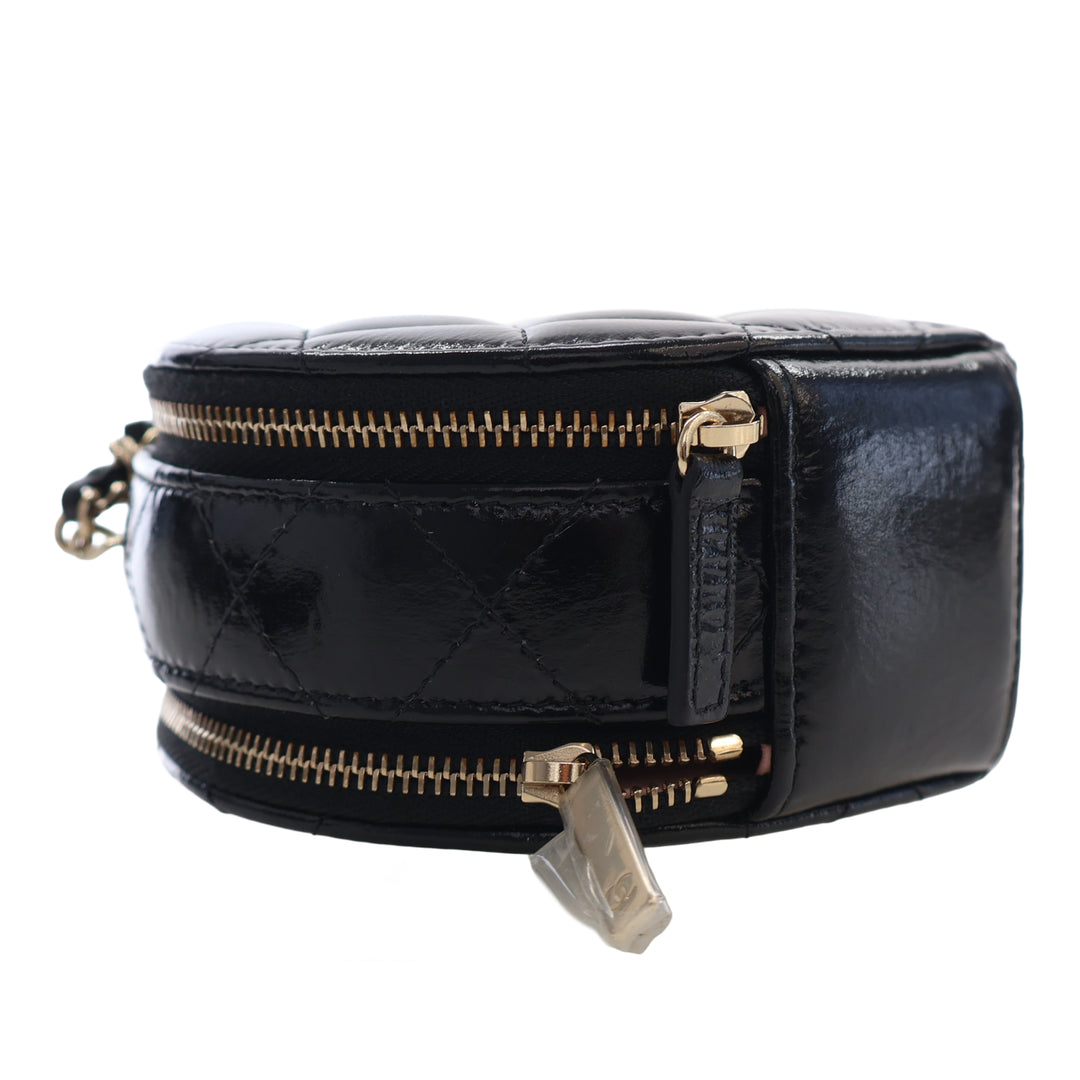 Chanel Matelassé Glazed Cuir d’agneau Handle With Care Rond Vanity avec chaîne