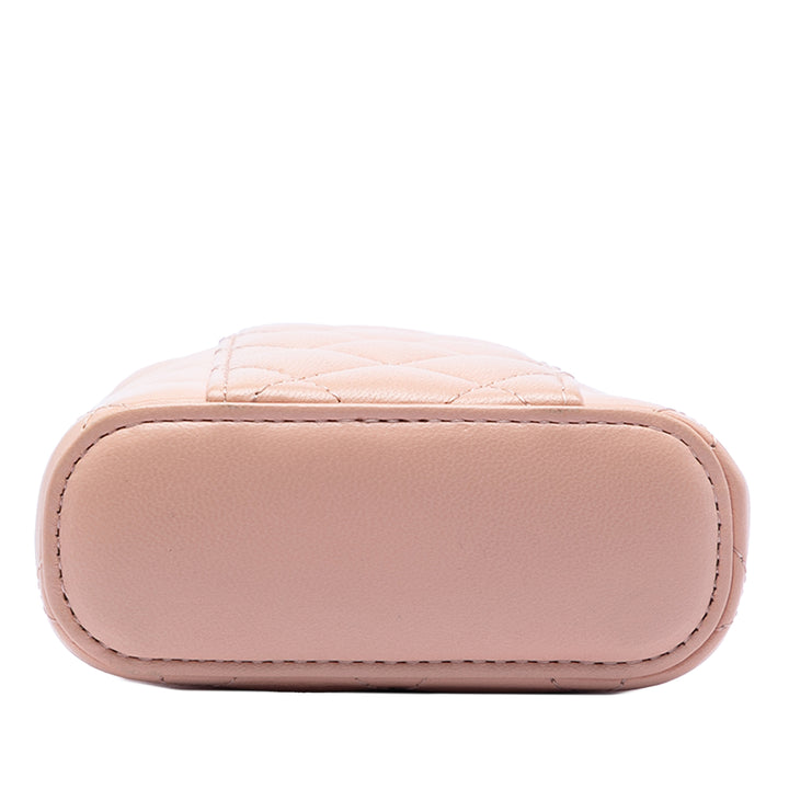 Chanel CC Matelassé Cuir d’agneau Phone Holder avec chaîne