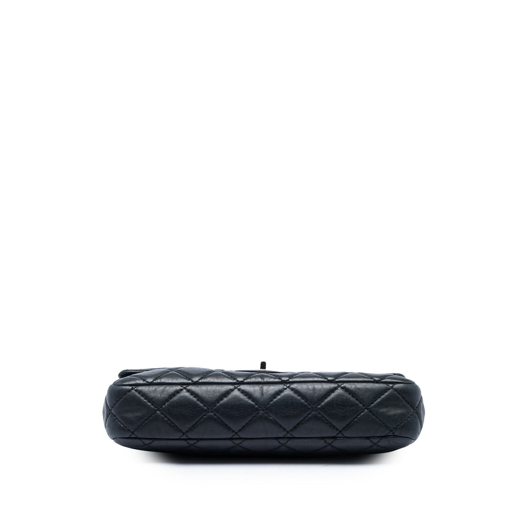 Chanel Matelassé Reissue 2.55 Roll Pochette Cuir d'agneau Noir – vue 3 – GABY PARIS