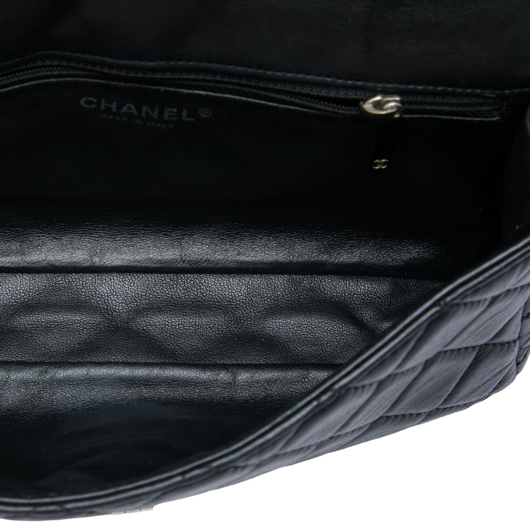 Chanel Matelassé Reissue 2.55 Roll Pochette Cuir d'agneau Noir – vue 4 – GABY PARIS