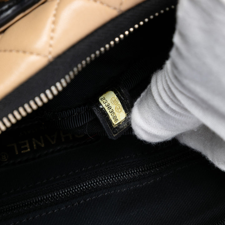 Chanel Small Matelassé Cuir d’agneau Girl Pochette avec chaîne