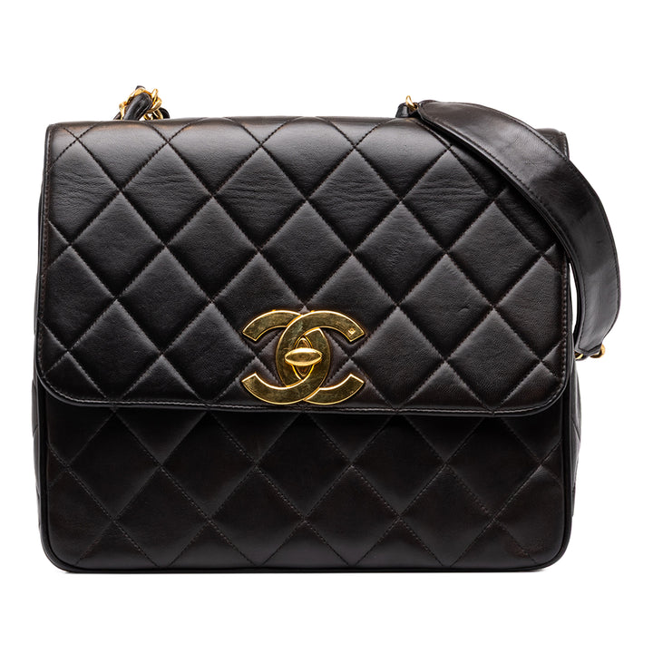 Chanel CC Matelassé Carré Rabat simple XL Cuir d'agneau Noir – vue principale – GABY PARIS