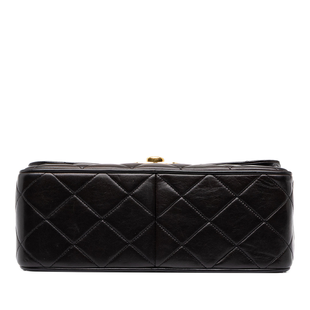 Chanel CC Matelassé Carré Rabat simple XL Cuir d'agneau Noir – vue 3 – GABY PARIS