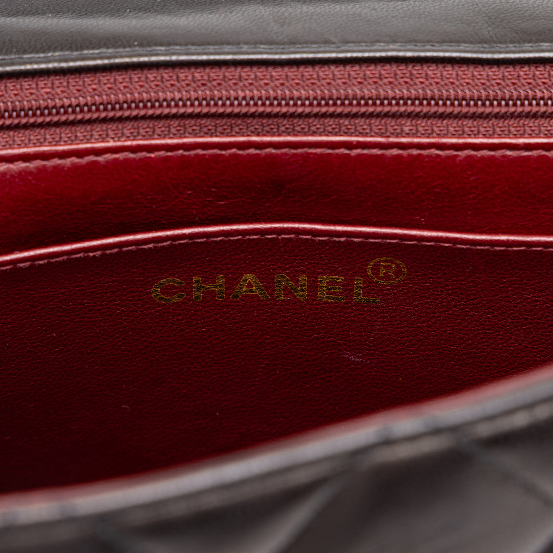 Chanel CC Matelassé Carré Rabat simple XL Cuir d'agneau Noir – vue 6 – GABY PARIS