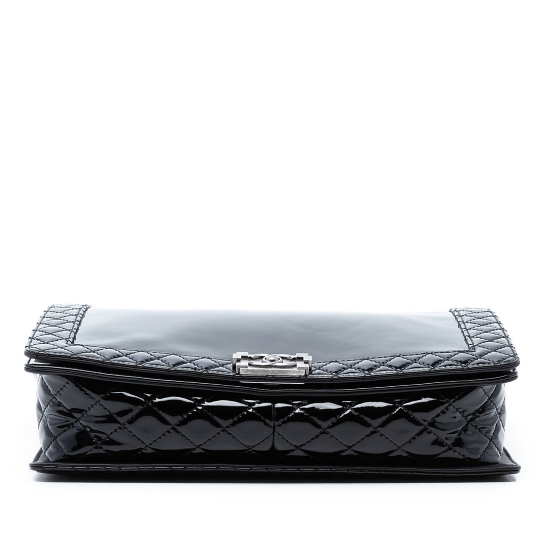 Chanel Extra Large Cuir verni Boy Reverso à rabat – GABY PARIS Authentique