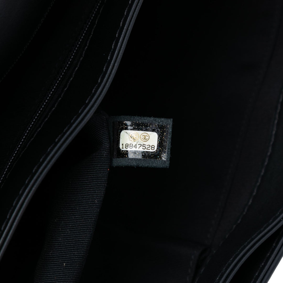 Chanel Extra Large Cuir verni Boy Reverso à rabat – GABY PARIS Authentique