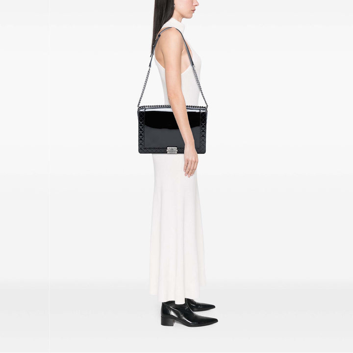 Chanel Extra Large Cuir verni Boy Reverso à rabat – GABY PARIS Authentique