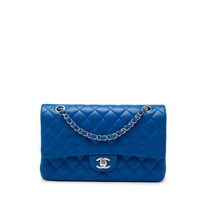 Chanel Sac porté épaule Classic Double rabat Moyen Cuir d'agneau Bleu – vue principale – GABY PARIS