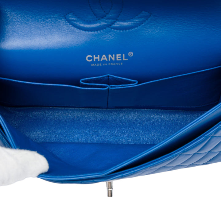 Chanel Sac porté épaule Classic Double rabat Moyen Cuir d'agneau Bleu – vue 4 – GABY PARIS