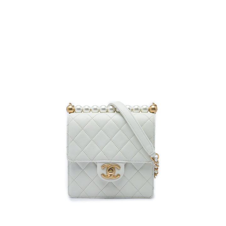Chanel Matelassé Chic Perles à rabat Petit Cuir d'agneau Blanc – vue principale – GABY PARIS