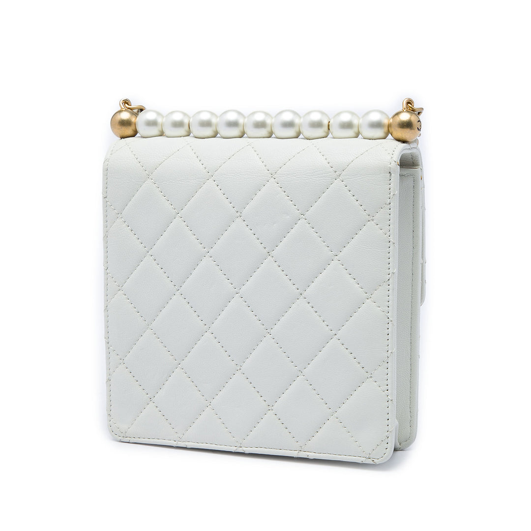 Chanel Matelassé Chic Perles à rabat Petit Cuir d'agneau Blanc – vue 2 – GABY PARIS