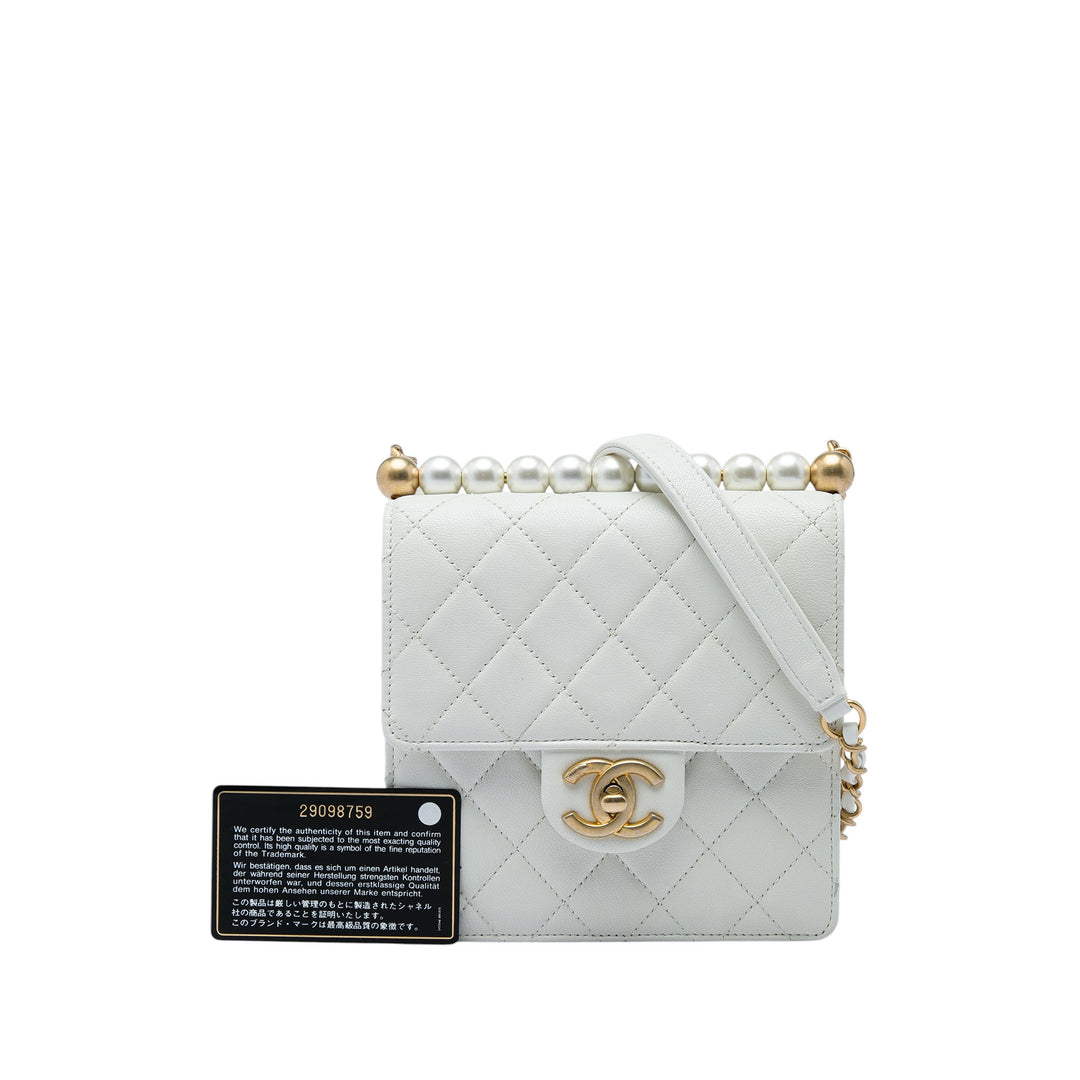 Chanel Matelassé Chic Perles à rabat Petit Cuir d'agneau Blanc – vue 6 – GABY PARIS