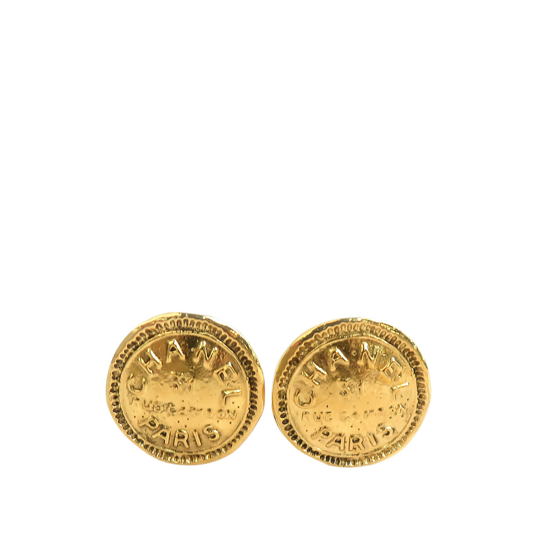 Chanel CC plaqué Rue Cambon Rond À clip Boucles d'oreilles Doré – vue principale – GABY PARIS