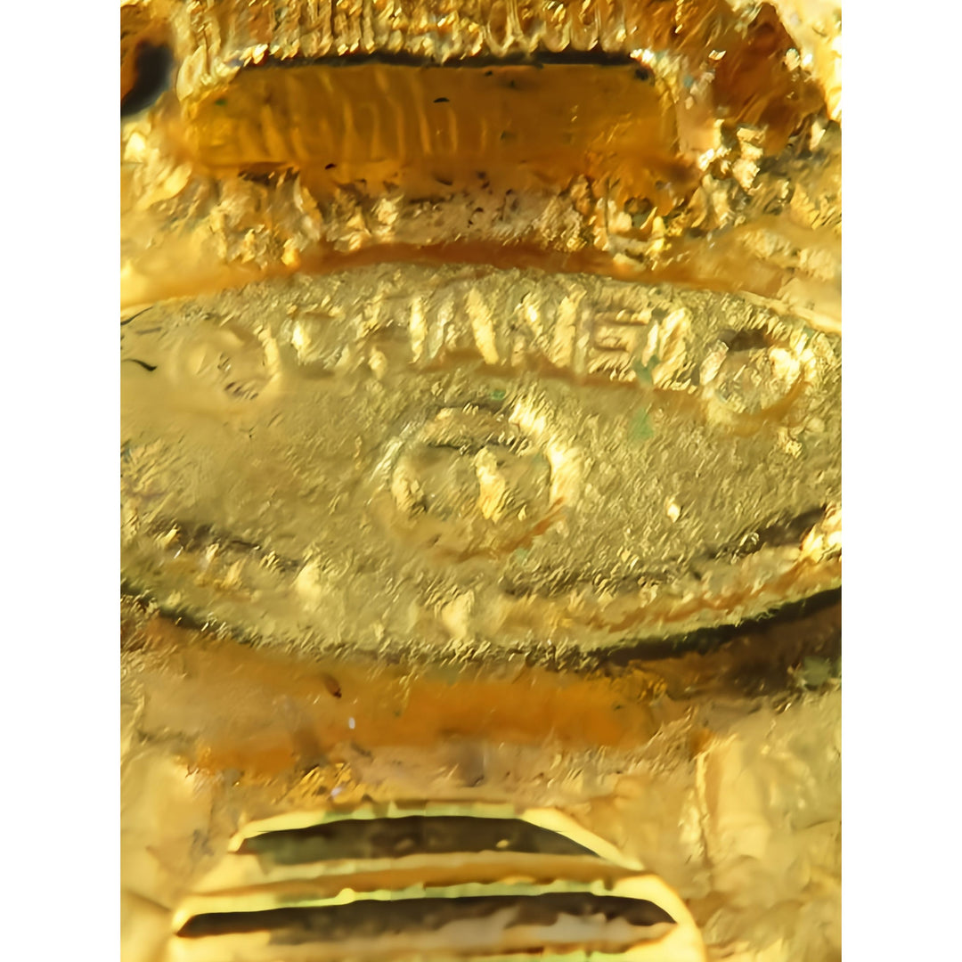 Chanel CC plaqué Rue Cambon Rond À clip Boucles d'oreilles Doré – vue 5 – GABY PARIS
