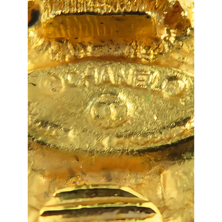 Chanel CC plaqué Rue Cambon Rond À clip Boucles d'oreilles Doré – vue 5 – GABY PARIS
