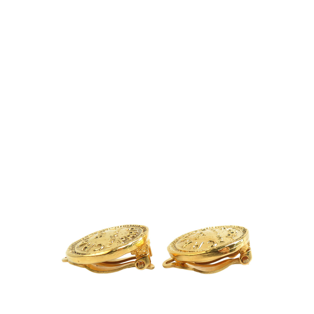 Chanel CC plaqué Rue Cambon Rond À clip Boucles d'oreilles Doré – vue 8 – GABY PARIS