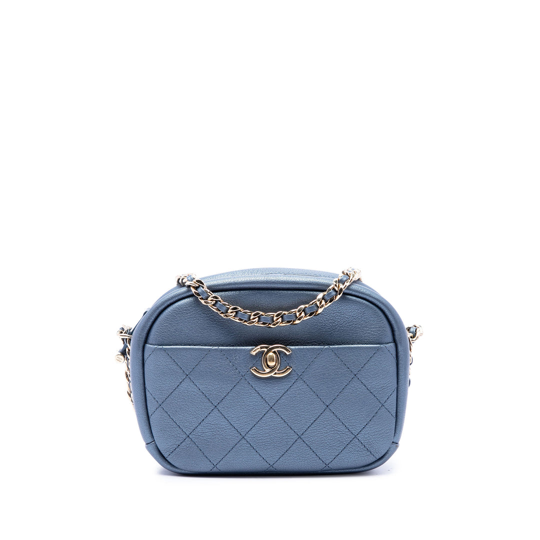 Chanel Sac caméra Matelassé Métallisé Casual Trip Petit Cuir de chèvre Bleu – vue principale – GABY PARIS