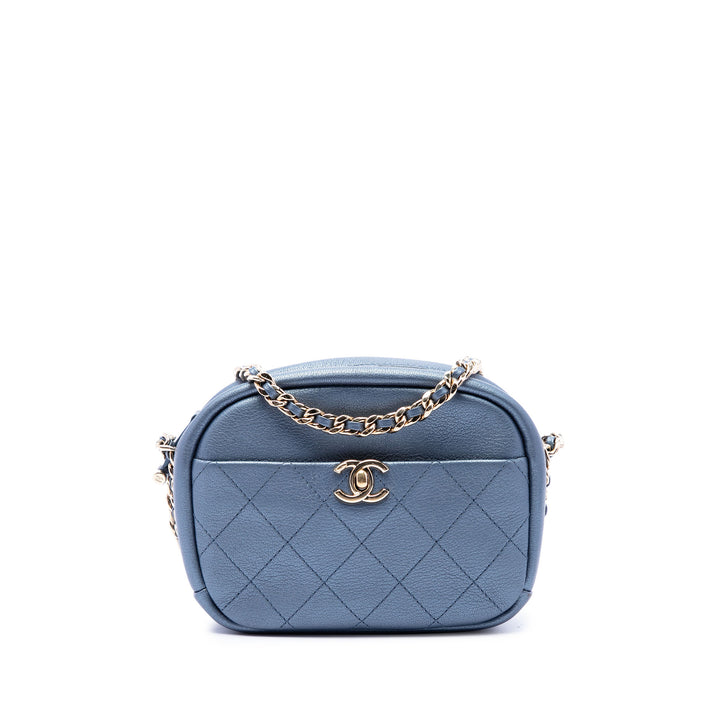 Chanel Sac caméra Matelassé Métallisé Casual Trip Petit Cuir de chèvre Bleu – vue principale – GABY PARIS