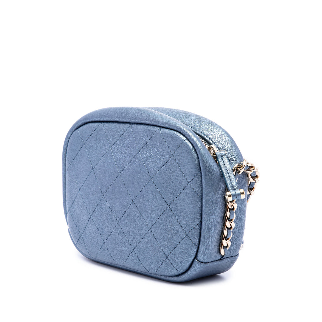 Chanel Sac caméra Matelassé Métallisé Casual Trip Petit Cuir de chèvre Bleu – vue 2 – GABY PARIS