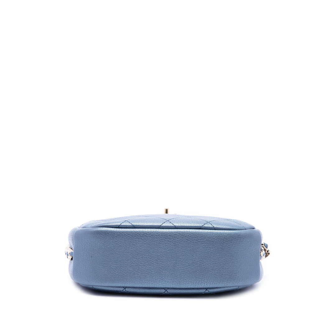 Chanel Sac caméra Matelassé Métallisé Casual Trip Petit Cuir de chèvre Bleu – vue 3 – GABY PARIS