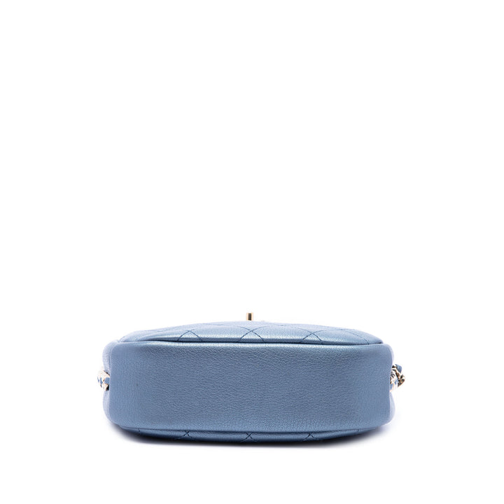 Chanel Sac caméra Matelassé Métallisé Casual Trip Petit Cuir de chèvre Bleu – vue 3 – GABY PARIS