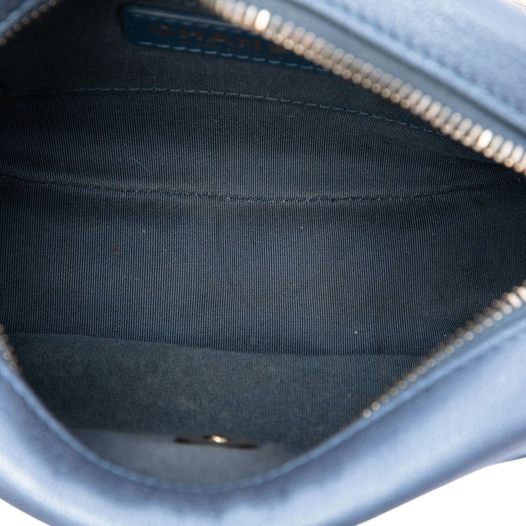 Chanel Sac caméra Matelassé Métallisé Casual Trip Petit Cuir de chèvre Bleu – vue 4 – GABY PARIS