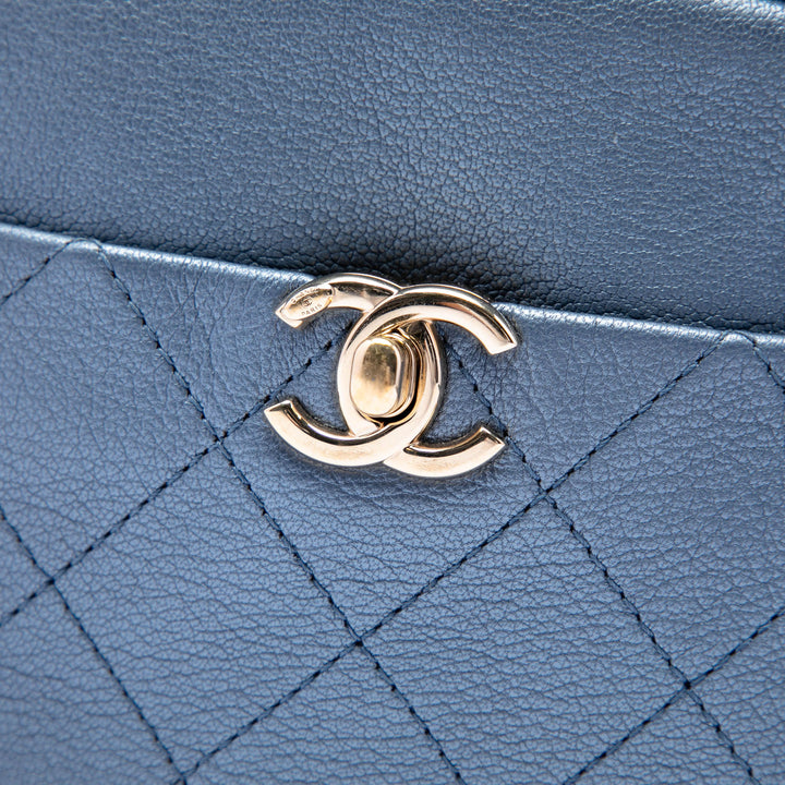 Chanel Sac caméra Matelassé Métallisé Casual Trip Petit Cuir de chèvre Bleu – vue 5 – GABY PARIS