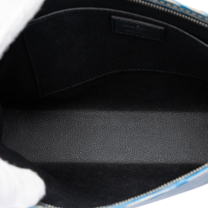 Louis Vuitton Trousse de toilette 26 Épi Bleu – vue 4 – GABY PARIS