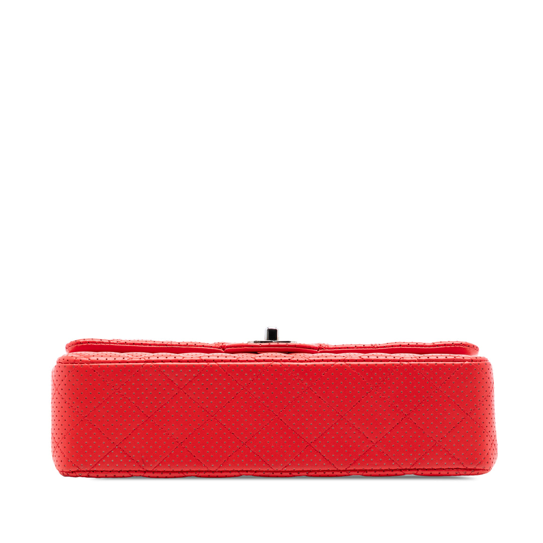 Chanel Medium Classic perforé Cuir d’agneau Double rabat
