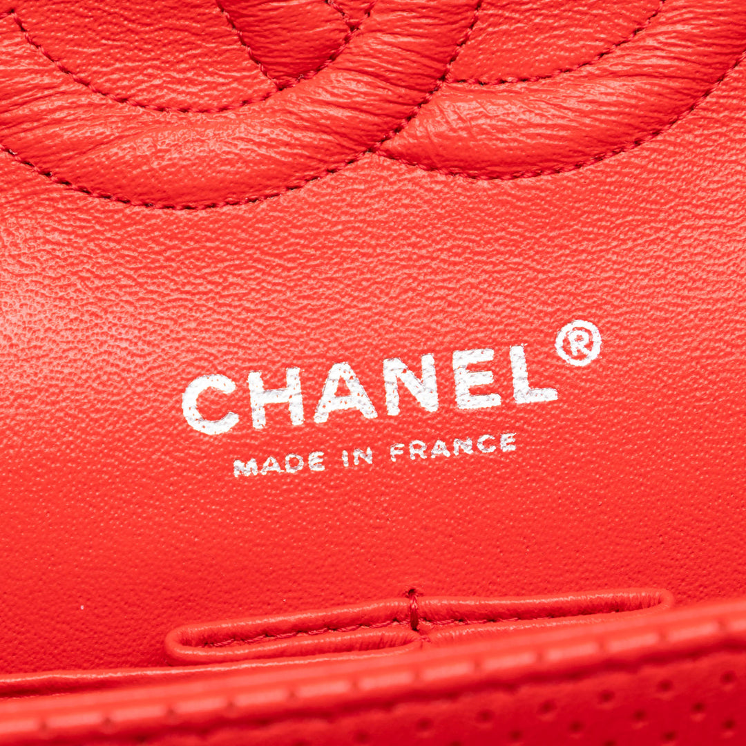 Chanel Medium Classic perforé Cuir d’agneau Double rabat