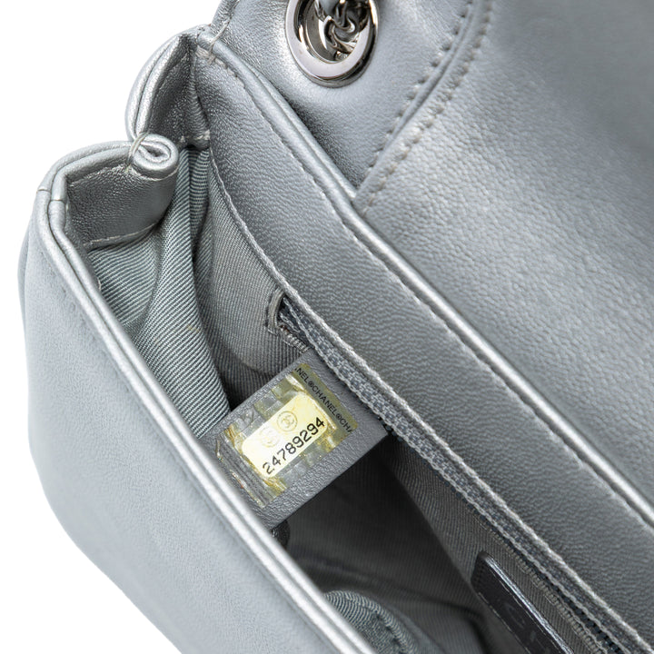 Chanel Mini Matelassé Chevron Sheepskin Mademoiselle Vintage à rabat – GABY PARIS Authentique