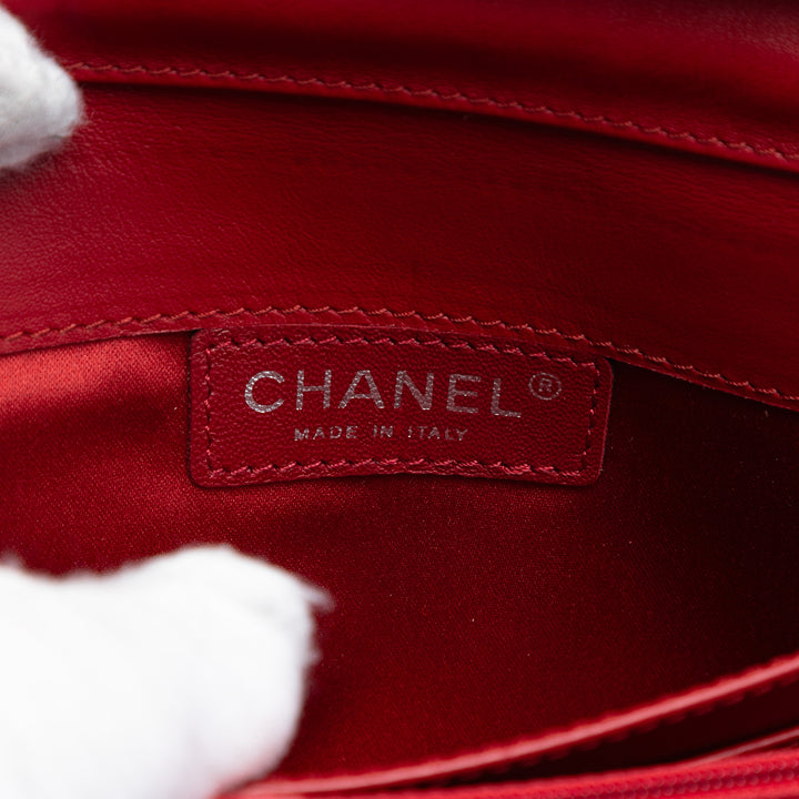 Chanel Matelassé Cuir verni Brilliant East West à rabat Pochette avec chaîne