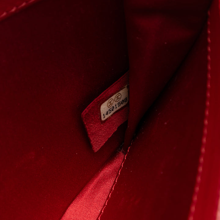 Chanel Matelassé Cuir verni Brilliant East West à rabat Pochette avec chaîne