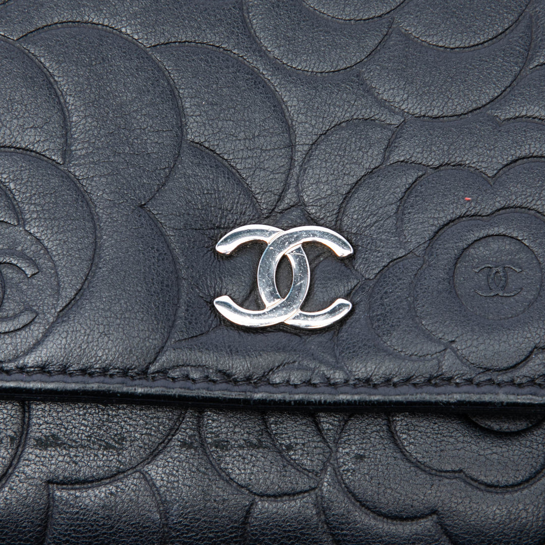 Chanel CC embossé Cuir d’agneau Camellia Wallet on Chain