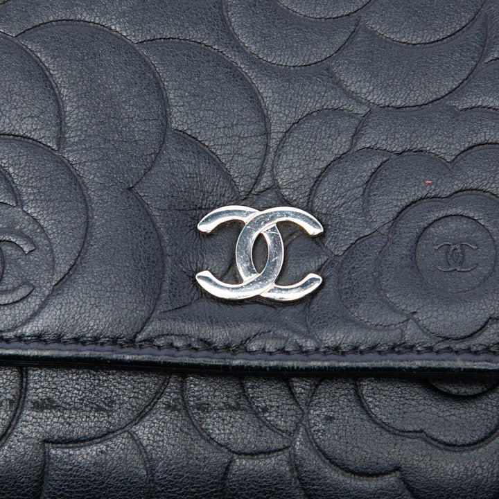 Chanel CC embossé Cuir d’agneau Camellia Wallet on Chain