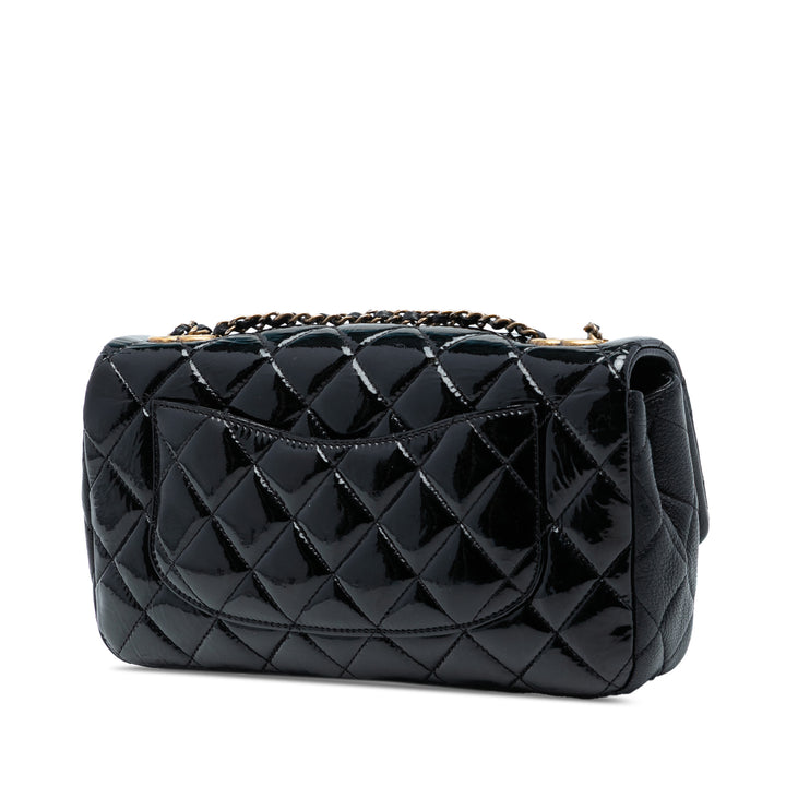 Chanel Paris Salzburg Medium Cuir verni Cuir de chèvre CC Œillets à rabat – GABY PARIS Authentique