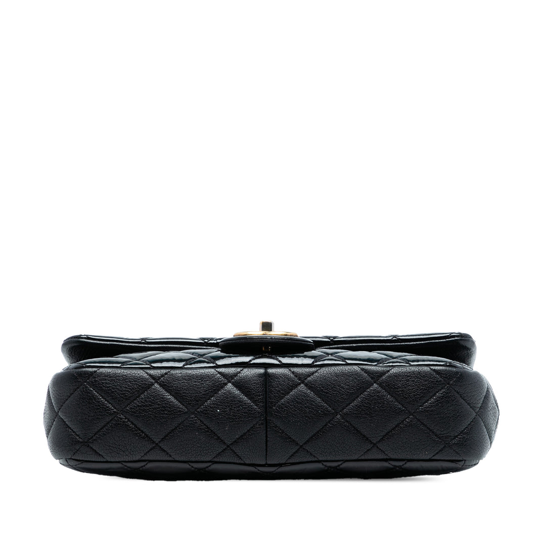 Chanel Paris Salzburg Medium Cuir verni Cuir de chèvre CC Œillets à rabat – GABY PARIS Authentique