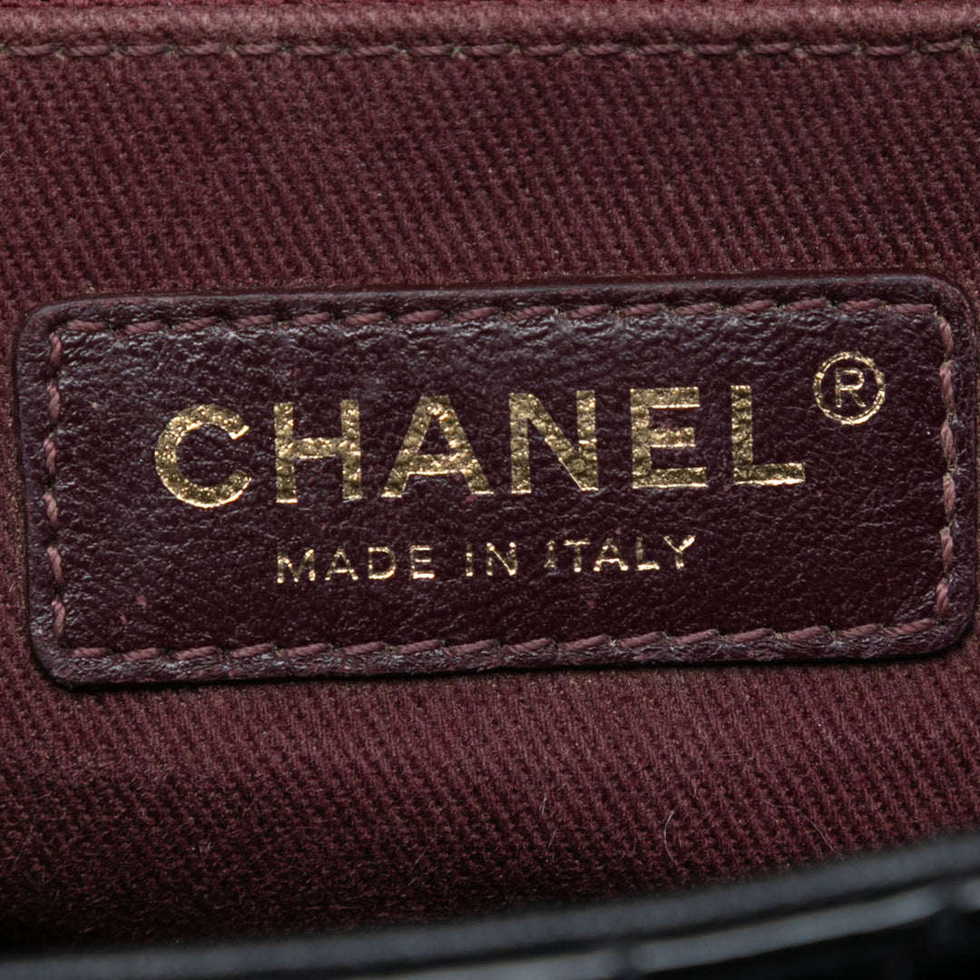 Chanel Paris Salzburg Medium Cuir verni Cuir de chèvre CC Œillets à rabat – GABY PARIS Authentique