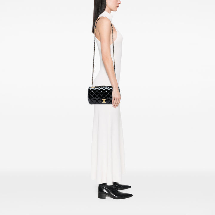 Chanel Paris Salzburg Medium Cuir verni Cuir de chèvre CC Œillets à rabat – GABY PARIS Authentique