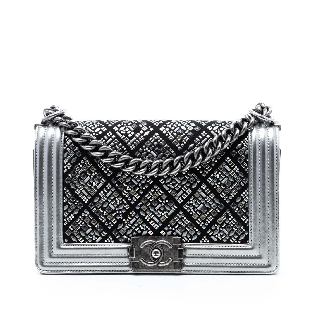 Chanel Old Medium Cuir de veau Cristal Embellished Boy à rabat