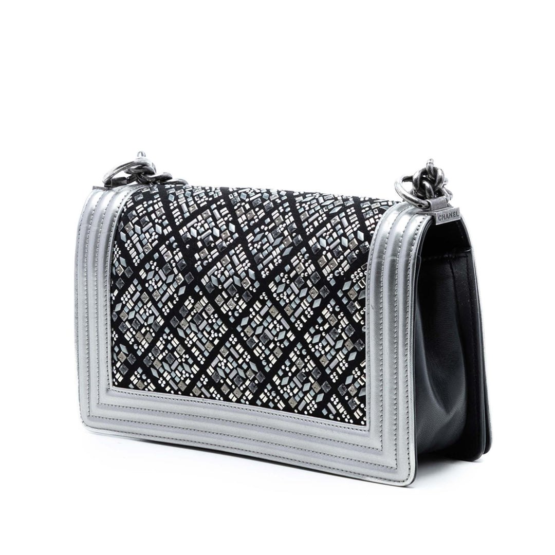 Chanel Old Medium Cuir de veau Cristal Embellished Boy à rabat
