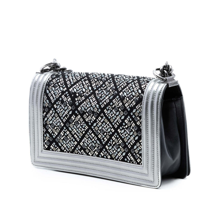 Chanel Old Medium Cuir de veau Cristal Embellished Boy à rabat