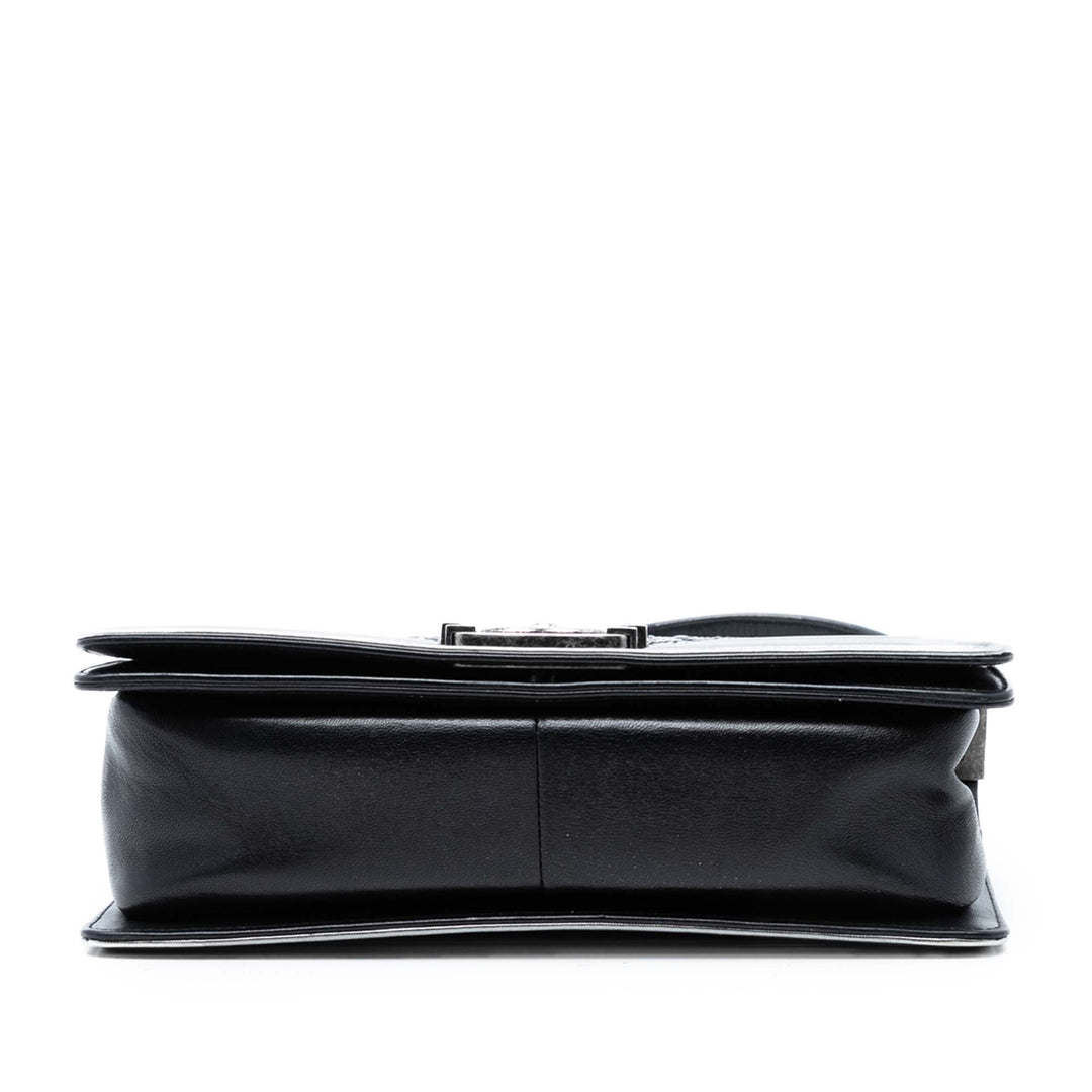 Chanel Old Medium Cuir de veau Cristal Embellished Boy à rabat