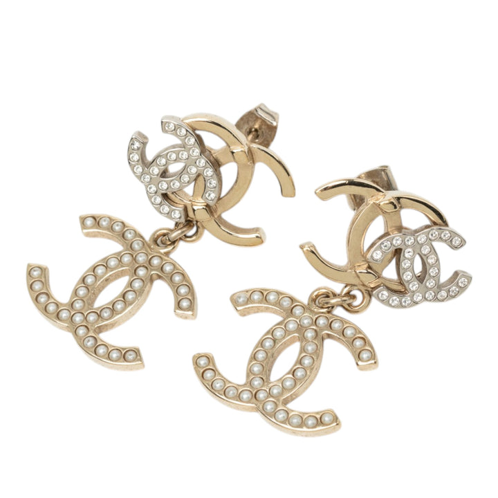 Chanel plaqué Strass et Perles fantaisie Double CC pendantes fermoir poussette Boucles d'oreilles Métal